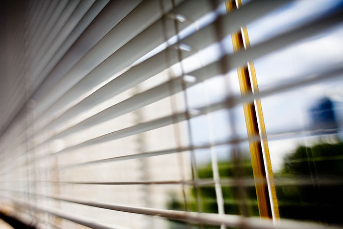 close-up-of-window-blinds-tda2ud4 Żaluzje poziome