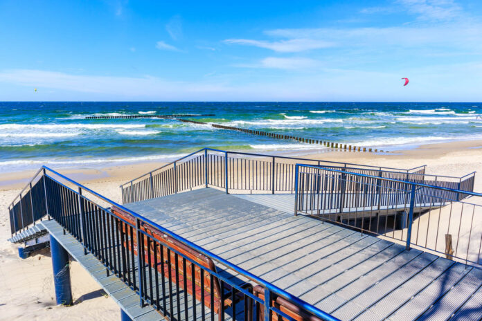 shutterstock_1962348640_easy-resize.com Grzybowo noclegi – widok na plażę i morze w Grzybowie