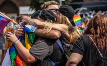 Co to jest coming out i dlaczego jest to ważny moment dla osób LGBT+?