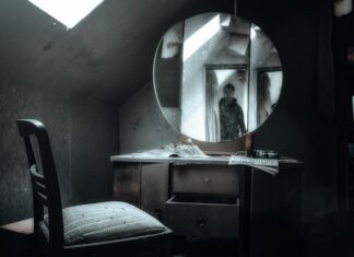 Dlaczego nie powinno się spać naprzeciwko lustra?