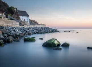 Co się stawia obok telewizora?